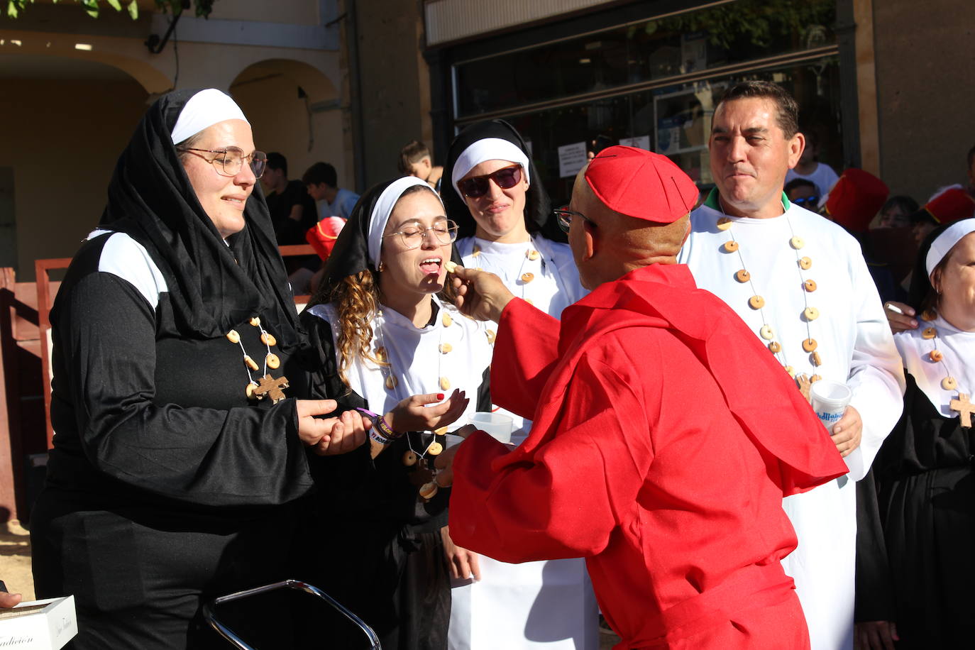 El multitudinario desfile de disfraces en la Fuente de San Esteban, en imágenes