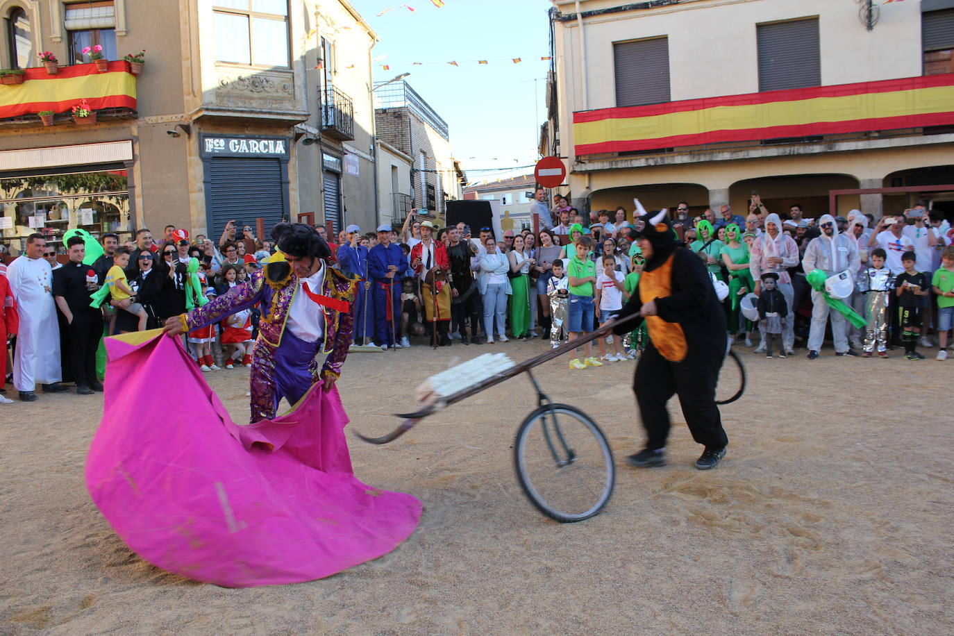 El multitudinario desfile de disfraces en la Fuente de San Esteban, en imágenes