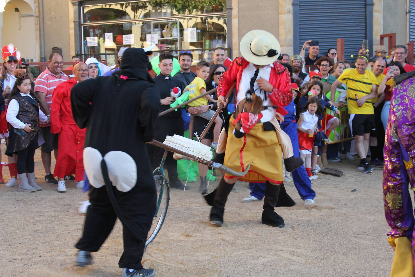 El multitudinario desfile de disfraces en la Fuente de San Esteban, en imágenes