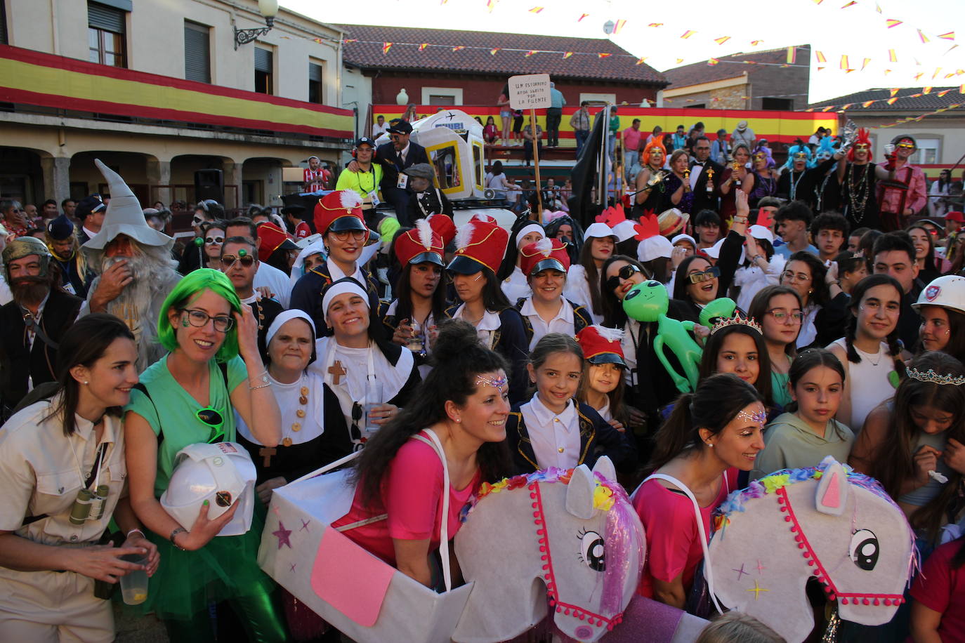 El multitudinario desfile de disfraces en la Fuente de San Esteban, en imágenes