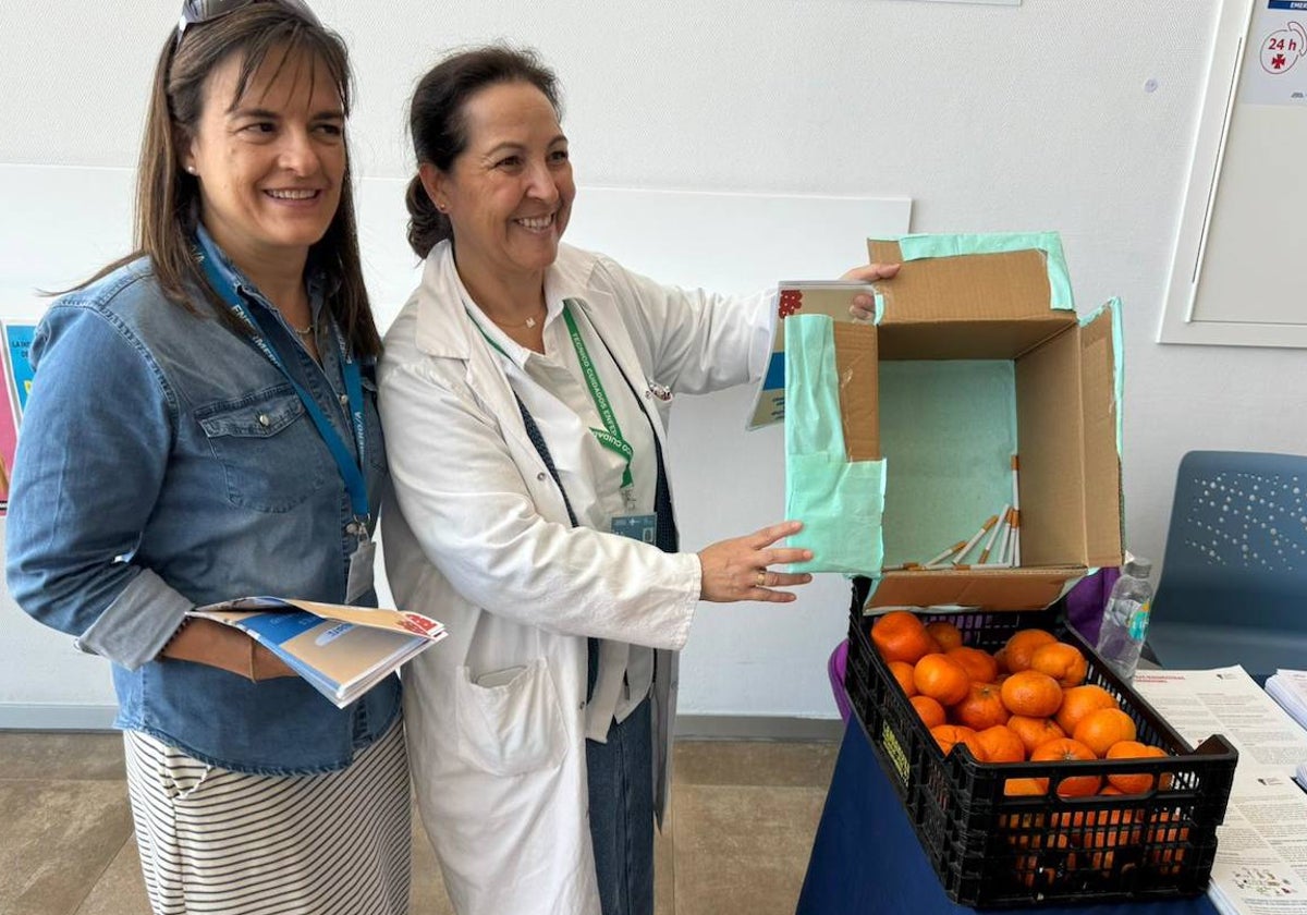 Intercambio de cigarrillos por fruta en el hall del Hospital de Salamanca.