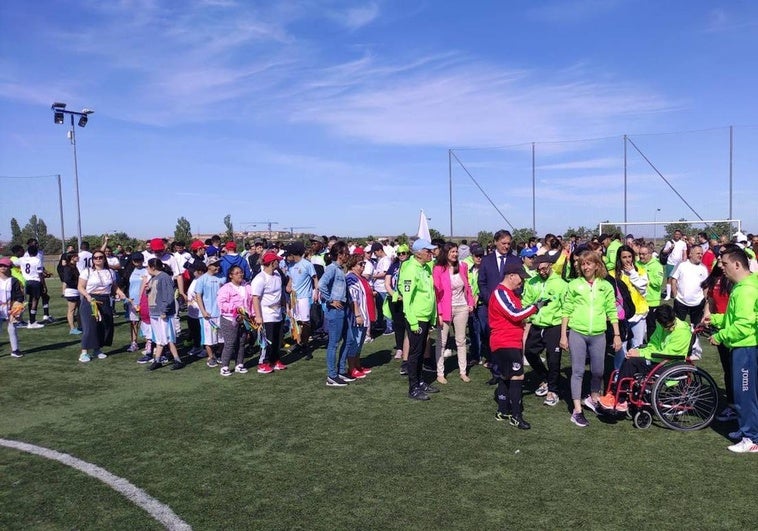 El alcalde, junto a los equipos participantes.