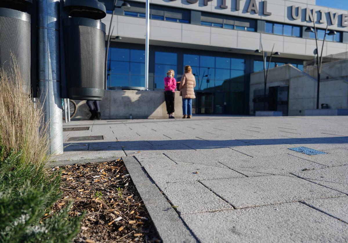 Dos mujeres fumando a las puertas del Hospital.