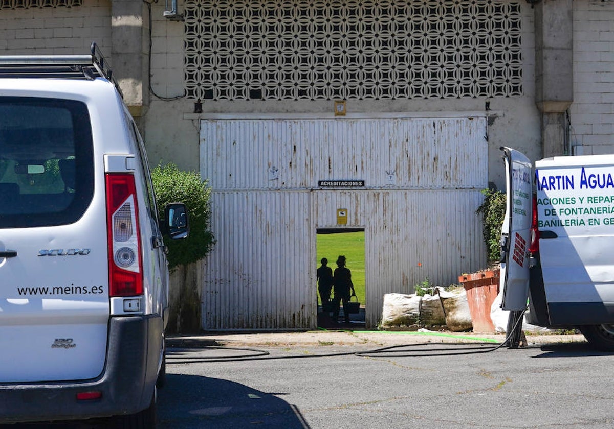 Furgones de los operarios que se encuentran trabajando en el Helmántico accediendo por la puerta que une Preferencia con Fondo Norte.