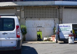 Furgones de los operarios que se encuentran trabajando en el Helmántico accediendo por la puerta que une Preferencia con Fondo Norte.