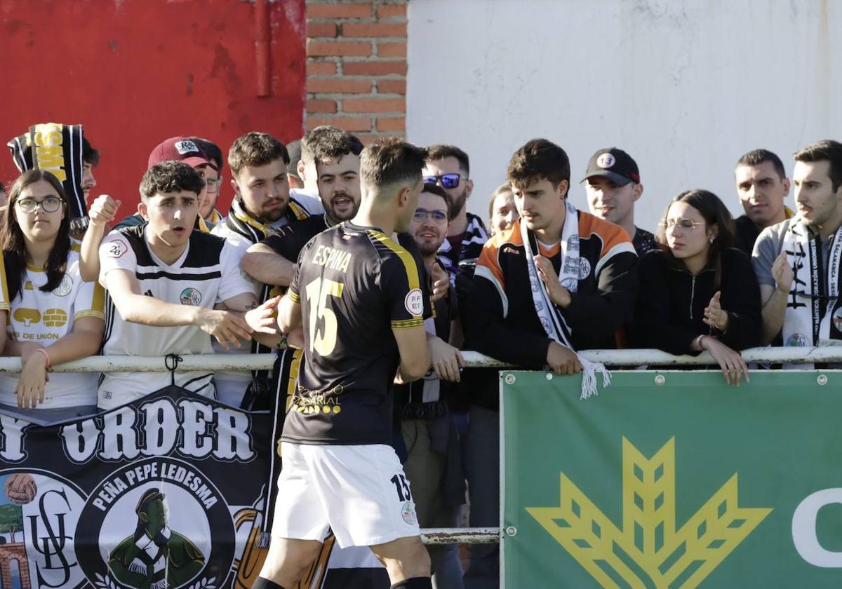 Espina saluda a los aficionados del Salamanca UDS desplazados a Tordesillas.