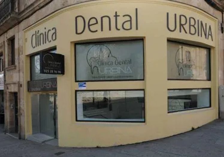 Exterior de la Clínica Dental Urbina.