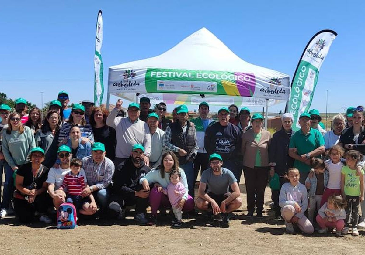 Villaflores se vuelca con la plantación de 37 árboles