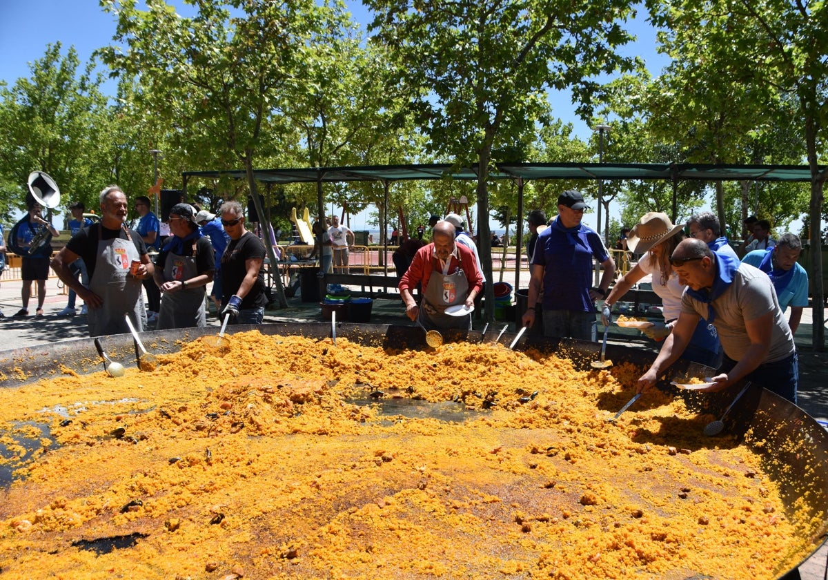 Paella para 5.000 en Cabrerizos servida en tiempo récord