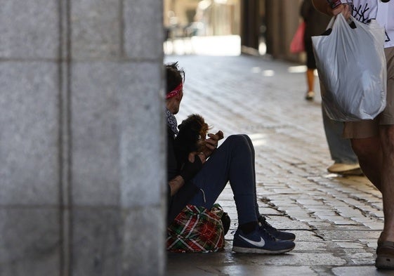 Un hombre pidiendo limosna cerca de la Plaza Mayor.