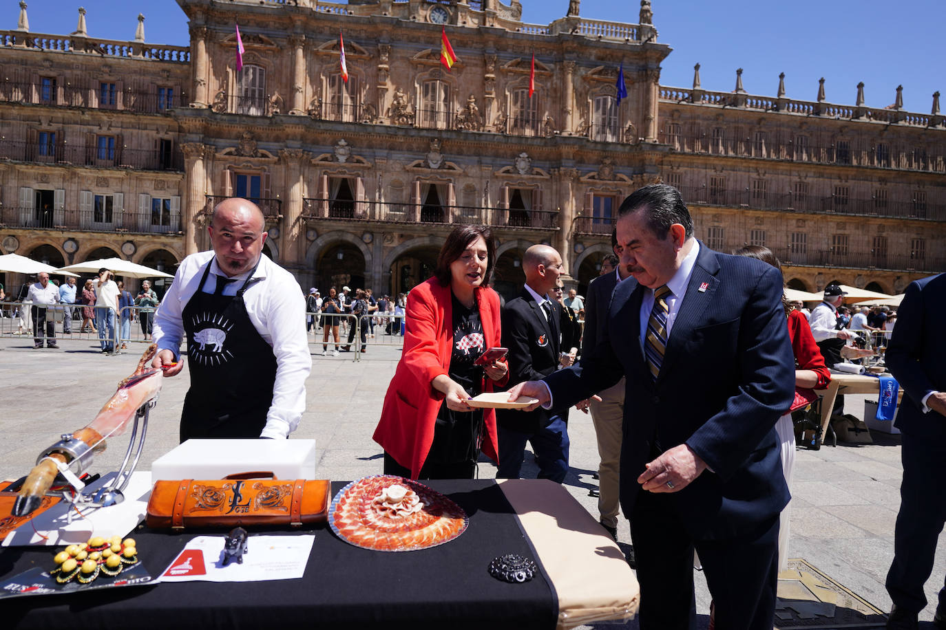 Miles de salmantinos disfrutan de una exitosa jornada de ibérico en el centro