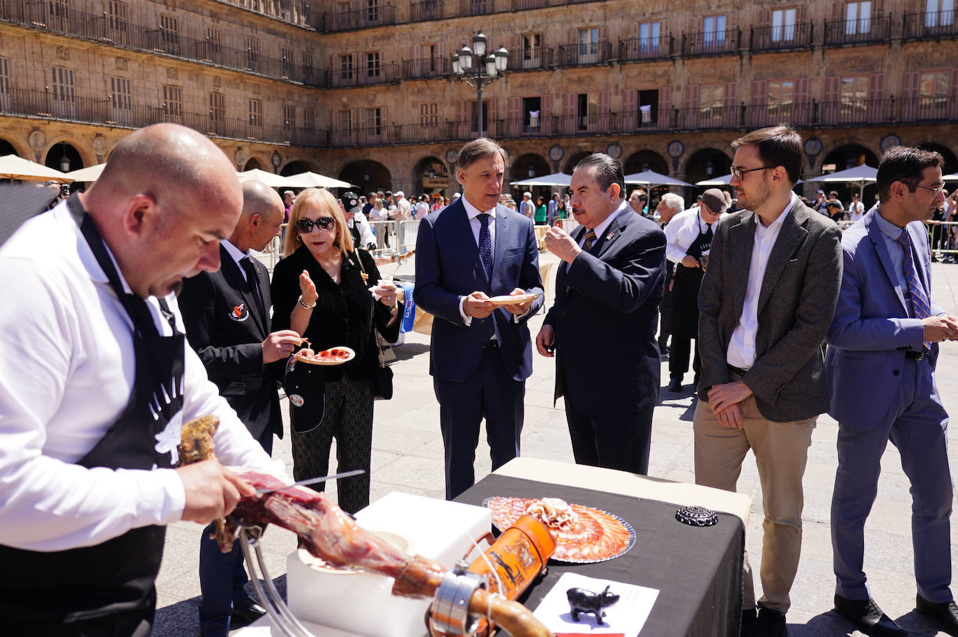 Miles de salmantinos disfrutan de una exitosa jornada de ibérico en el centro