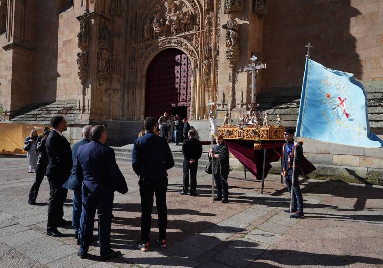 El paso del Lignum Crucis, junto a la Puerta de Ramos.