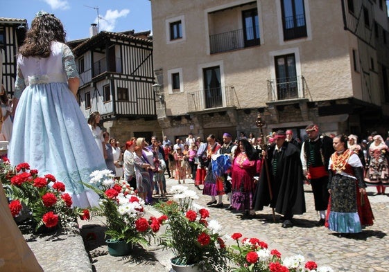 Ofertorio en el atrio de la iglesia, en el Corpus Christi de La Alberca