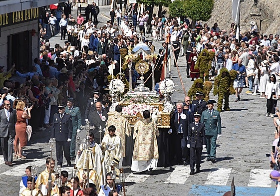 Imagen de parte de la comitiva del Corpus con la custodia llegando a la Plaza Mayor, seguida de los Hombres de Musgo y las autoridades