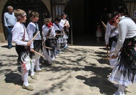 Los niños que ofrecieron la exhibición de paleo antes de la procesión del Santísimo