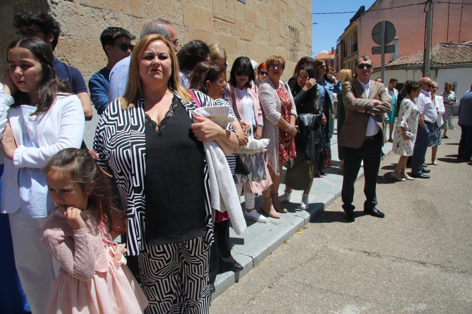 Bajo palio y con orfebrería del siglo XVI, en Villares