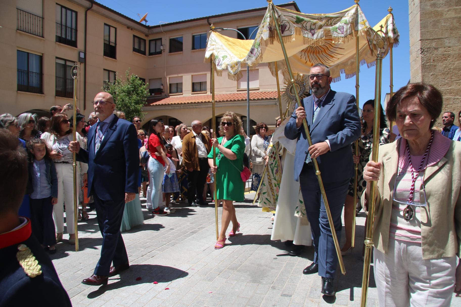 Bajo palio y con orfebrería del siglo XVI, en Villares