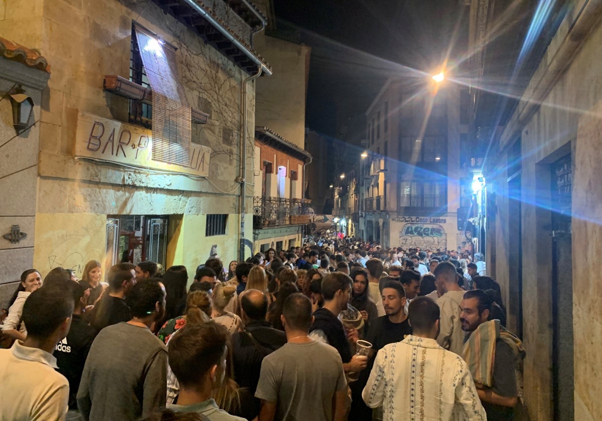 Grupos de jóvenes a las puertas de varias discotecas invaden al completo la calle Varillas en la zona de San Justo.