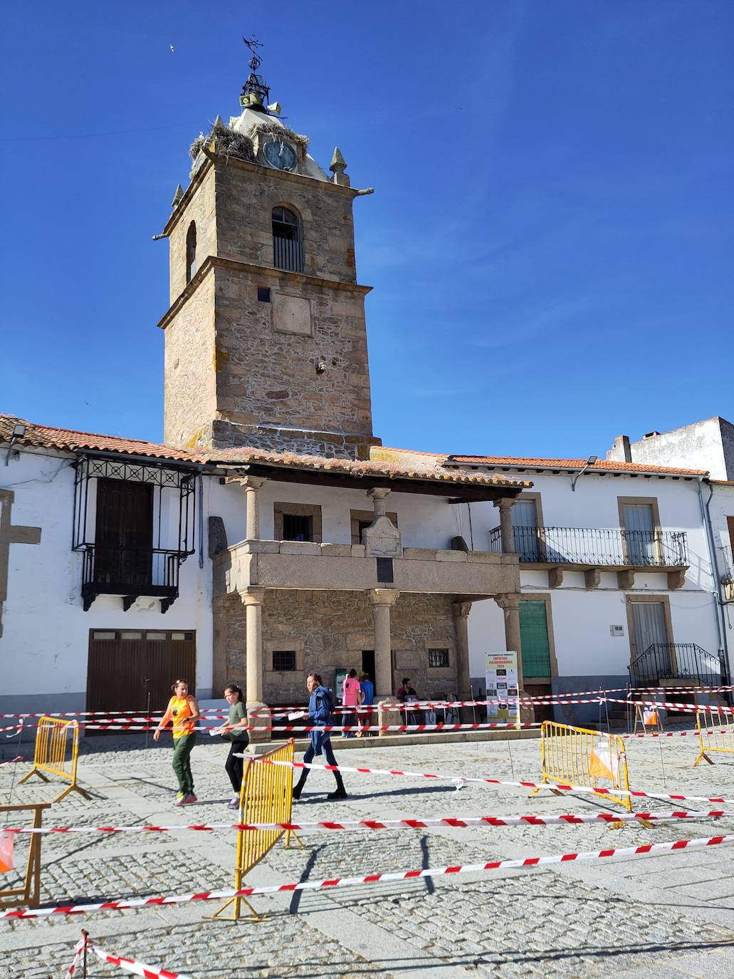 Divertida tarde en Lumbrales con la carrera de orientación