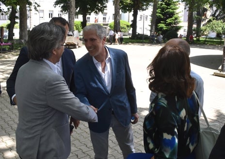 Imagen secundaria 1 - Distintos momentos del mitin celebrado esta mañana en el parque municipal de Béjar.