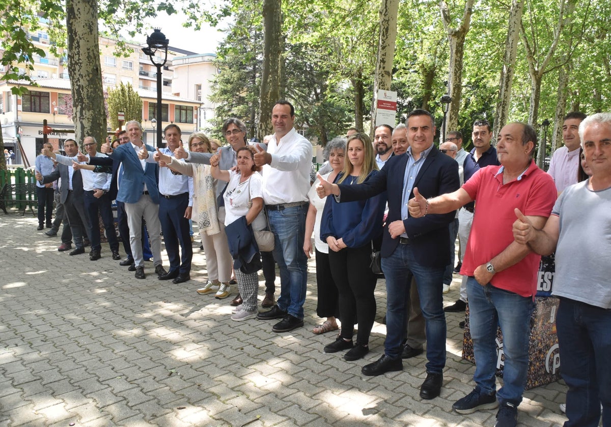 Imagen de representantes del PP en la provincia junto con alcaldes en el encuentro celebrado en Béjar esta mañana con Pablo Arias como candidato a las elecciones europeas.