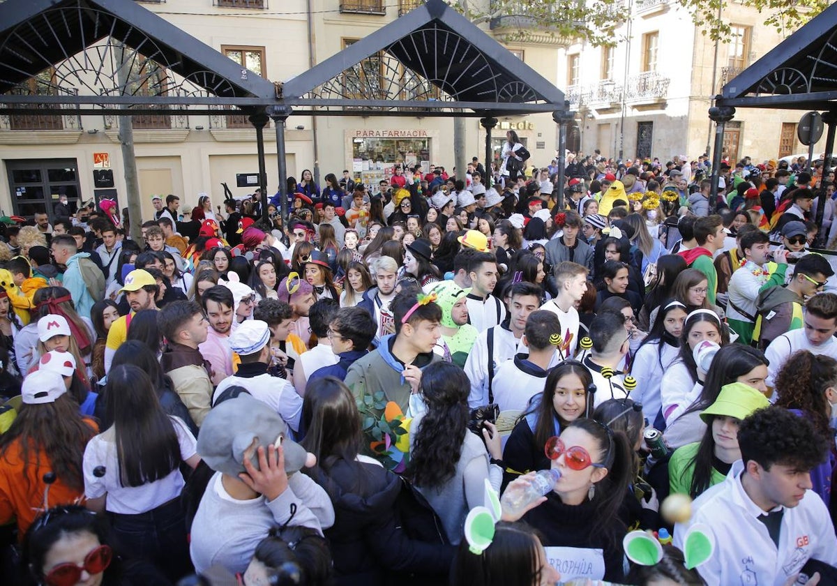 Jóvenes en una fiesta de facultad en la plaza de San Justo.