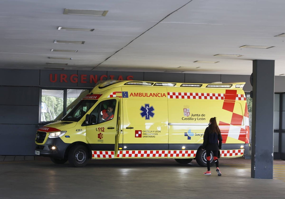 Una ambulancia llega a la zona de Urgencias del Hospital de Salamanca.