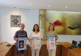 Pedro Pérez, Carmen Ávila y Sonsole Núñez muestran la programación para el mes del orgullo.