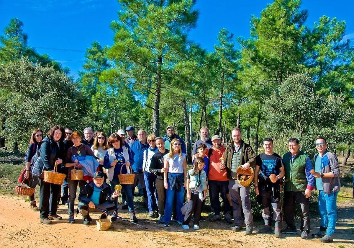 Participantes de la jornada de recolección de hongos y plantas comestibles.
