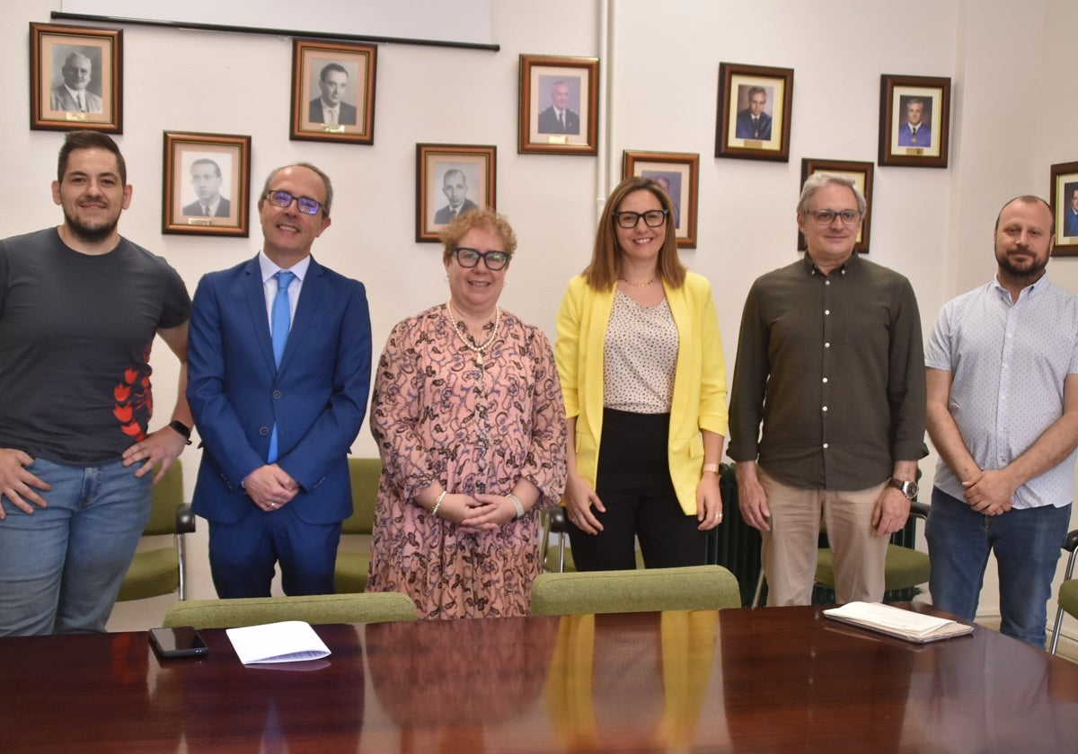 Armando González, Alejandro Reveriego, Matilde Olarte, Mar Marcos, Pedro Antonio Gómez y Javier Carbonero, esta mañana en la Escuela de Ingenieros.