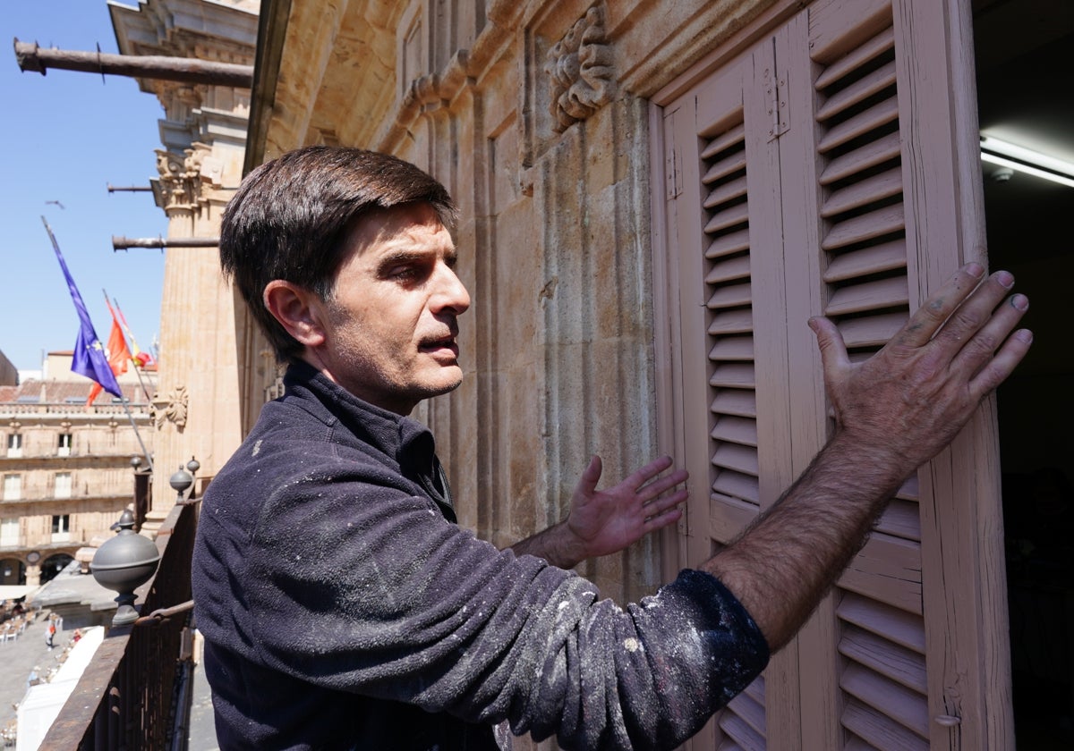 Valentín Gómez García, frente la contraventana en la que hizo ayer la prueba de pintura en la Plaza.