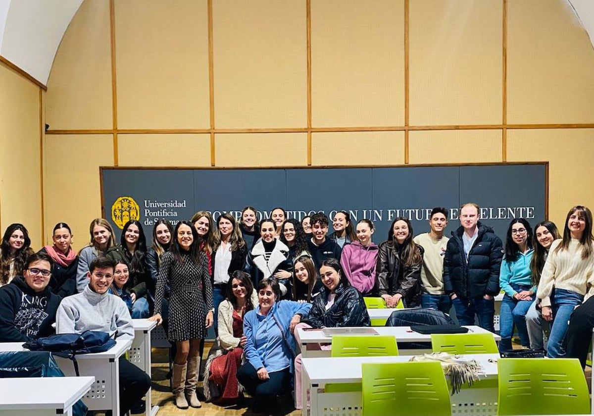 Verónica Sánchez y Laura García, con estudiantes de último curso de la Universidad Pontificia.