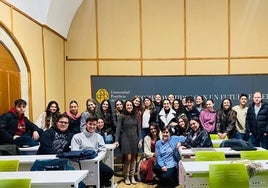 Verónica Sánchez y Laura García, con estudiantes de último curso de la Universidad Pontificia.