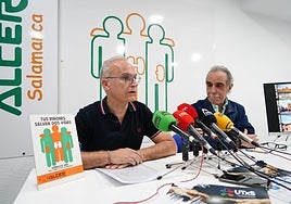 Víctor Sagredo, jefe de UCI y coordinador de trasplantes del Complejo Asistencial de Salamanca y Juan Carlos Sánchez, presidente de ALCER Salamanca.