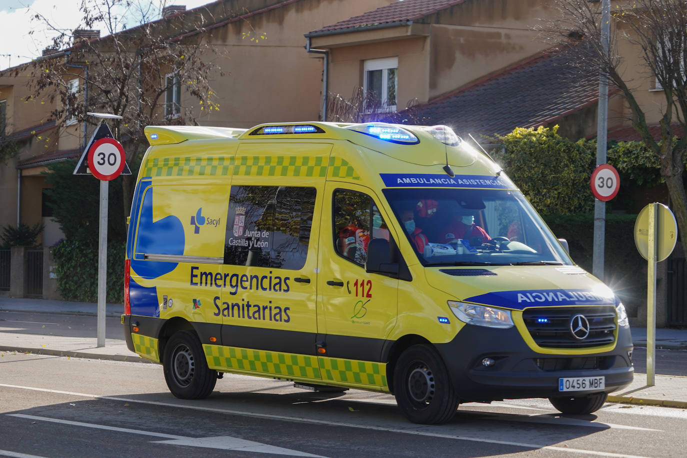 Una ambulancia por Salamanca.