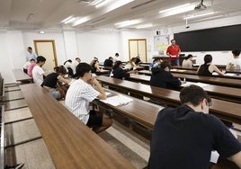 Alumnos se examinan de la EBAU en 2023