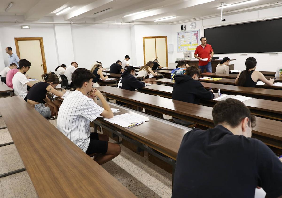 Alumnos se examinan de la EBAU en 2023