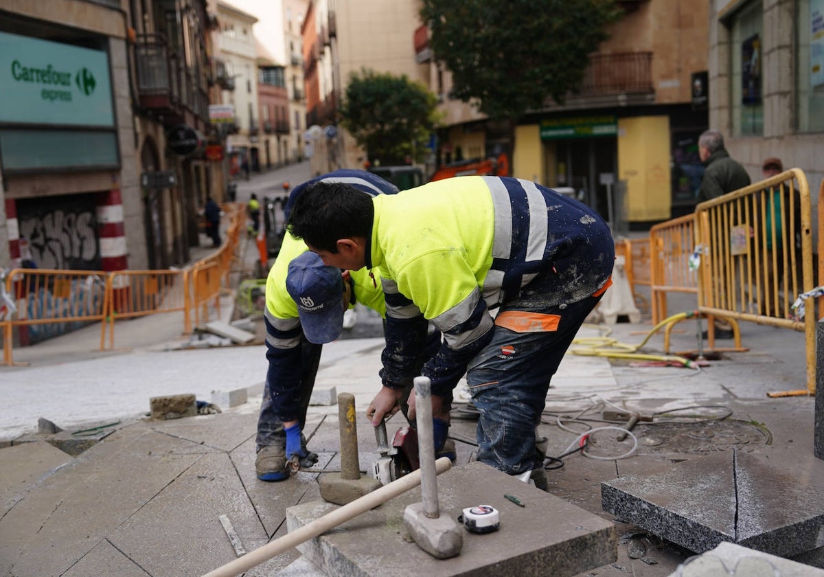 Dos trabajadores de la construcción en las obras de San Justo.