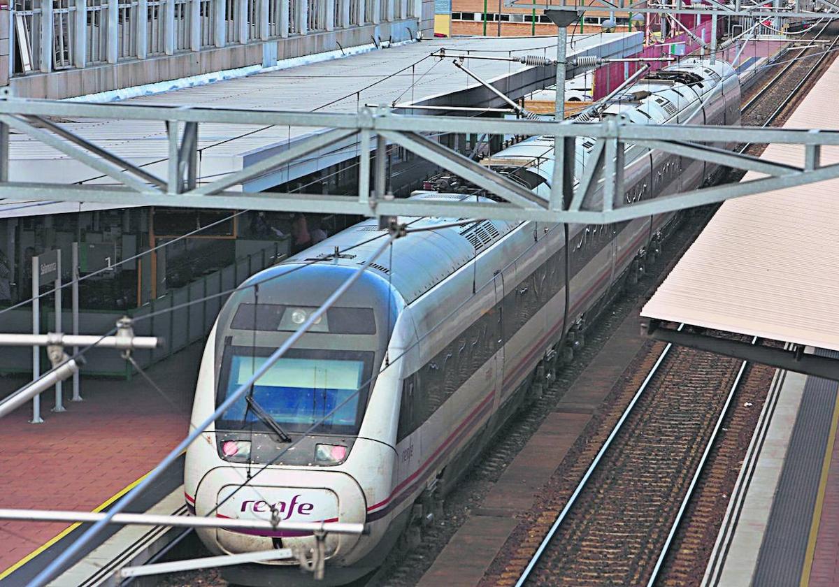 Un tren de Renfe estacionado en Salamanca.