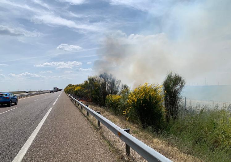 Imagen principal - Alarma en la A-62 al arder un camión cargado con virutas de madera a su paso por Canillas de Abajo