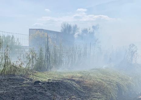 Imagen secundaria 1 - Alarma en la A-62 al arder un camión cargado con virutas de madera a su paso por Canillas de Abajo