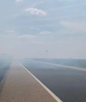 Imagen secundaria 2 - Alarma en la A-62 al arder un camión cargado con virutas de madera a su paso por Canillas de Abajo