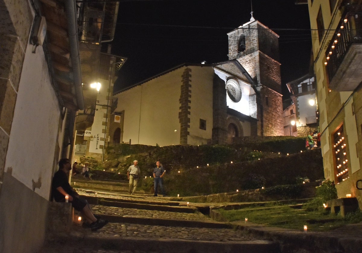 Imagen de la Cuesta de la Romana iluminada con velas en la edición de la noche de San Juan en 2023.