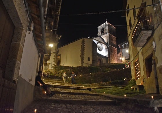 Imagen de la Cuesta de la Romana iluminada con velas en la edición de la noche de San Juan en 2023.