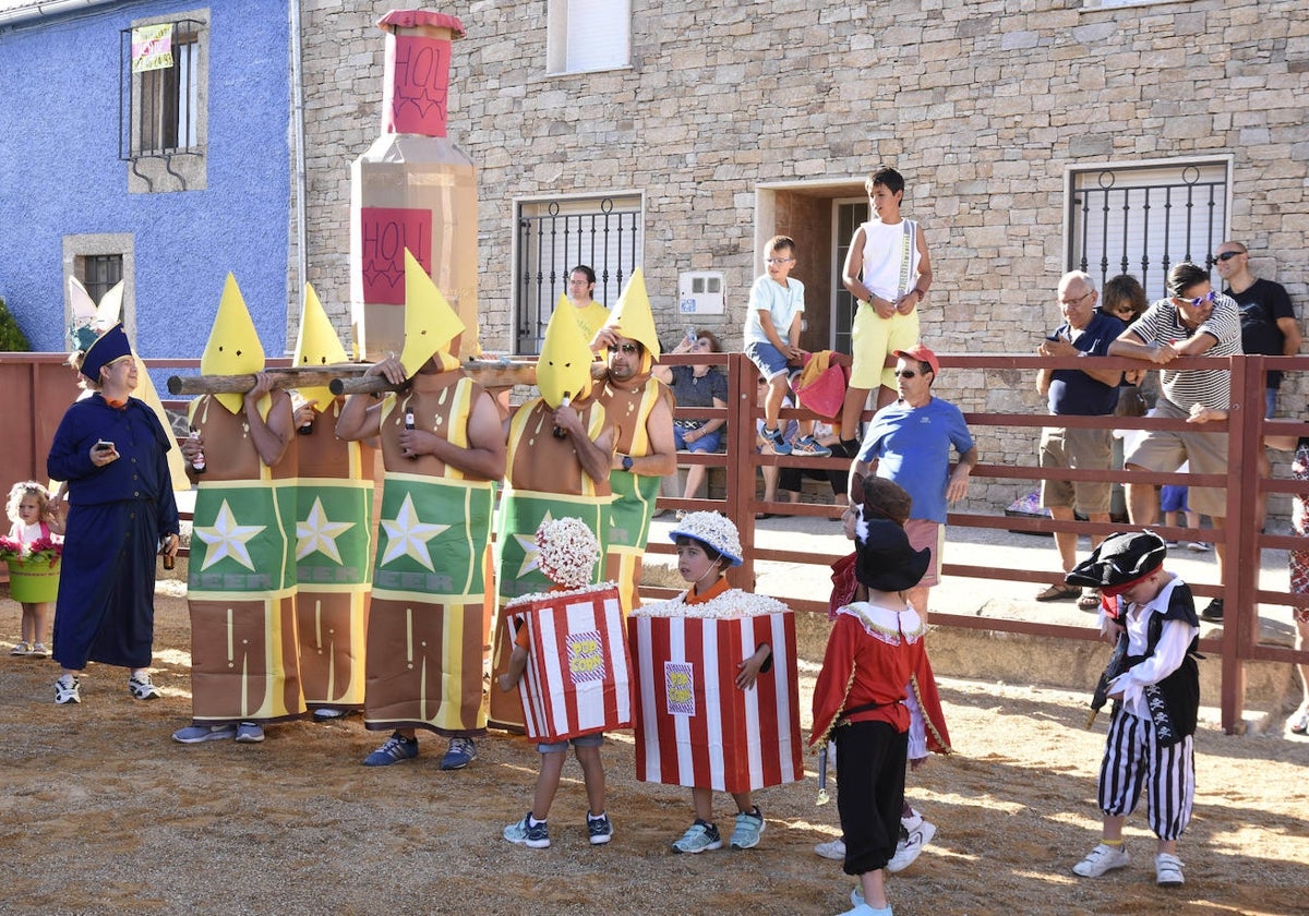 El desfile de disfraces demuestra la creatividad que tienen los vecinos de Retortillo.