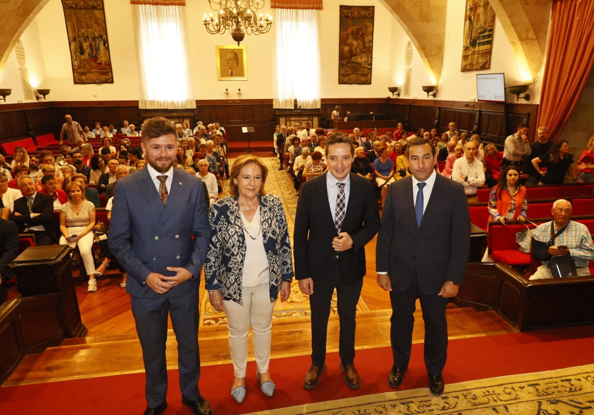 El director académico del programa, Francisco Javier Rubio; la concejala de Mayores del Ayuntamiento, María Isabel Macías; el rector de la Universidad, Juan Manuel Corchado y el delegado territorial de la Junta de Castilla y León, Eloy Ruiz.