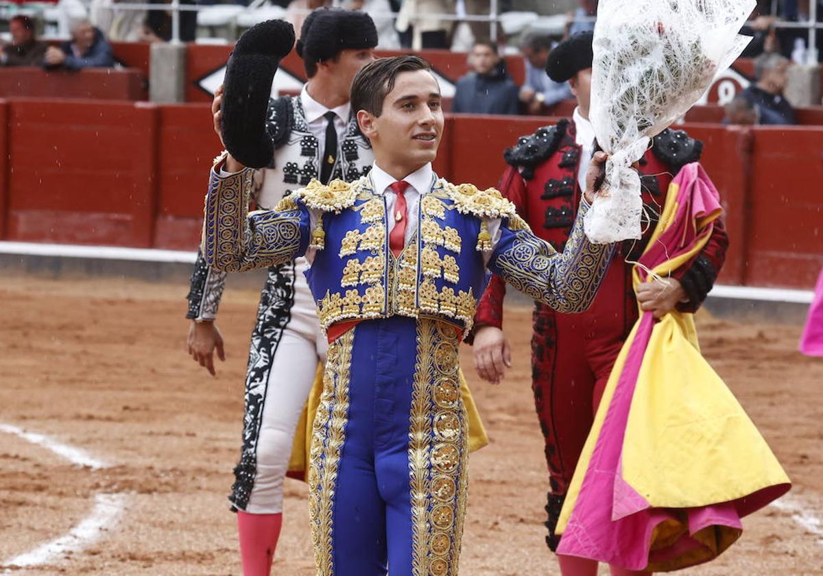Ismael Martín en una vuelta al ruedo en la plaza de toros de La Glorieta.