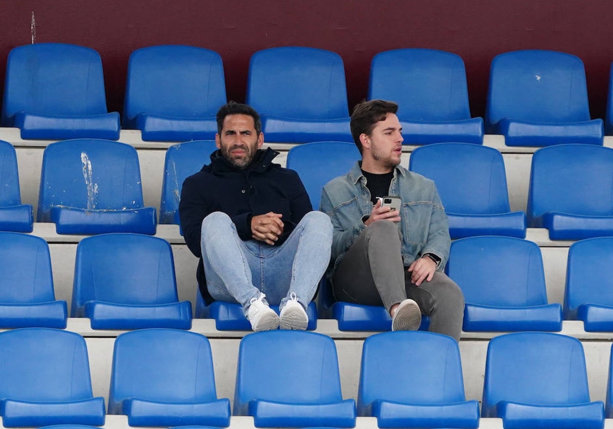 Jonathan y Emilio Sánchez viendo un entrenamiento del CD Guijuelo en el Reina Sofía.