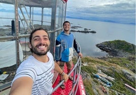 Adrián y Tomo en una de las paradas de su viaje